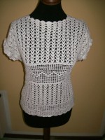 maglia bianca all'uncinetto